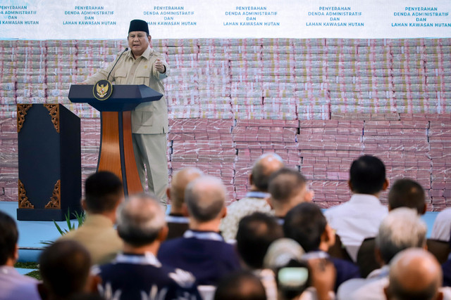 Presiden Prabowo Subianto memberikan sambutan saat menghadiri Penyerahan Denda Administratif dan Lahan Kawasan Hutan di Kejagung, Jakarta, Rabu (13/5/2026). Foto: Jamal Ramadhan/kumparan