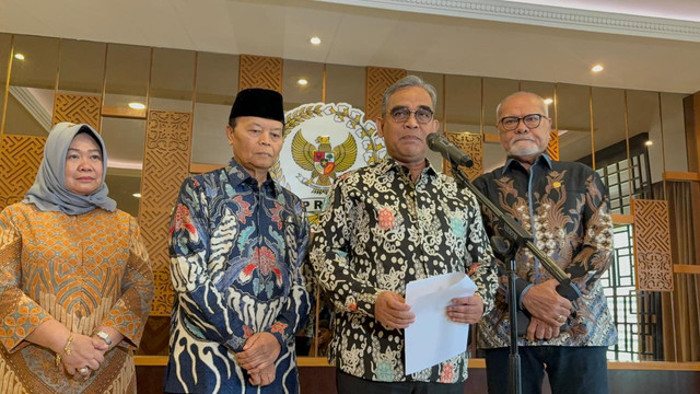 Ketua MPR Ahmad Muzani saat konferensi pers di Kompleks Parlemen, Senayan, Jakarta, Rabu (13/5/2026). Foto: Nasywa Athifah/kumparan