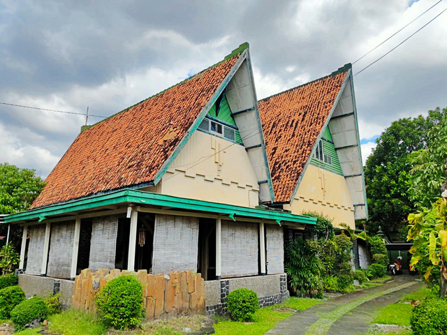 Rumah Pahlawan Nasional yang juga rektor pertama Universitas Gadjah Mada (UGM) Prof Dr Sardjito yang berada di Jalan Cik di Tiro, Terban, Kemantren Gondokusuman, Kota Yogyakarta dijual, Rabu (13/5/2026). Foto: Panji/kumparan