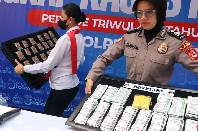 Polisi menata barang bukti narkoba saat rilis di Polres Bogor, Kabupaten Bogor, Jawa Barat, Rabu (13/5/2026). Foto: Yulius Satria Wijaya/ANTARA FOTO