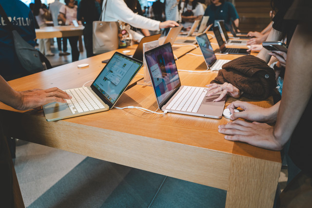Pengunjung menjelajahi dan menguji fitur-fitur MacBook Neo baru di Apple Store Bangkok, Thailand, pada 21 Maret 2026. Foto: Wongsakorn 2468/Shutterstock