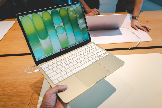 Pengunjung menjelajahi dan menguji fitur-fitur MacBook Neo baru di Apple Store Bangkok, Thailand, pada 21 Maret 2026. Foto: Wongsakorn 2468/Shutterstock
