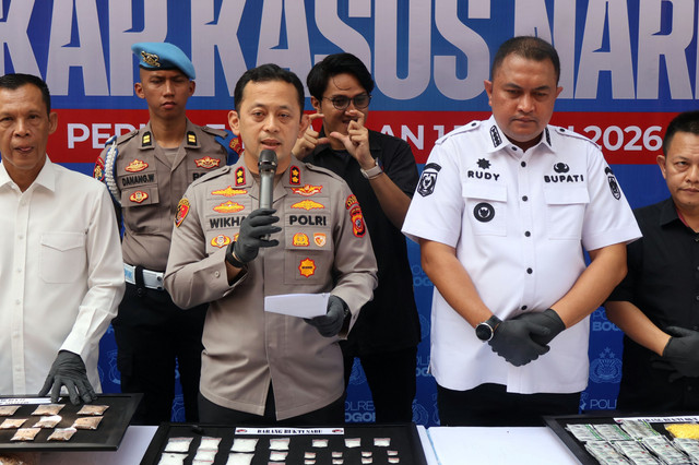 Kapolres Bogor AKBP Wikha Ardilestanto (ketiga kiri), Bupati Bogor Rudy Susmanto (kedua kanan) beserta jajaran Forkopimda Kabupaten Bogor menggelar rilis pengungkapan kasus peredaran narkoba di Polres Bogor, Jawa Barat, Rabu (13/5/2026). Foto: Yulius Satria Wijaya/ANTARA FOTO
