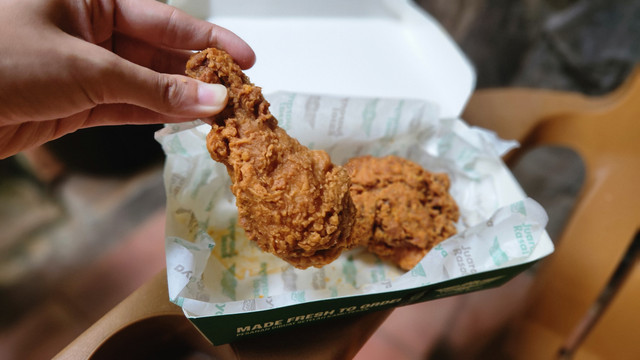 Ayam goreng Wingstop rasa baru 'golden glitch' yang sudah ada di seluruh gerai. Foto: Azalia Amadea/Kumparan