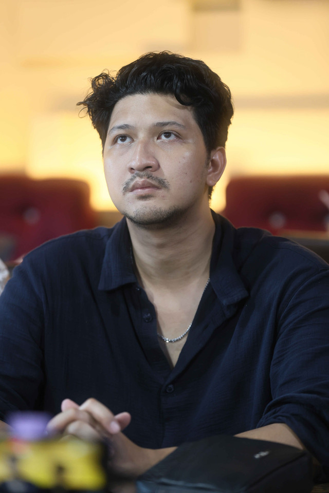 Artis Aditya Zoni bersama keluarga dan kuasa hukum saat menggelar konferensi pers di Jakarta, Rabu, (13/5/2026). Foto: Agus Apriyanto