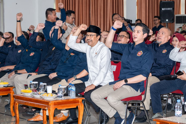 Menteri Sosial Saifullah Yusuf dan Ketua Umum Pengurus Nasional Karang Taruna (PNKT) G Budisatrio Djiwandono saat meninjau proses pembelajaran di Sekolah Rakyat Menengah Atas (SRMA) 13 Bekasi, Jawa Barat, Rabu (13/5/2026). Foto: Kemensos RI