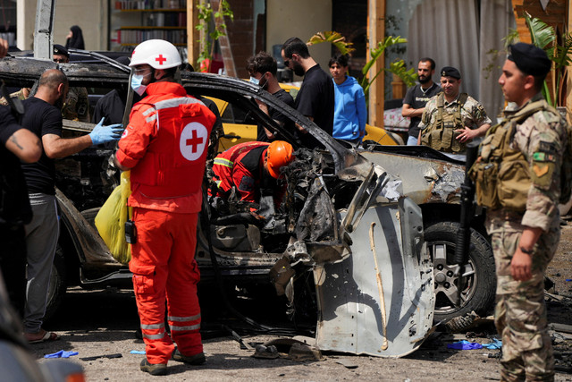 Tim penyelamat memeriksa sebuah mobil yang terkena serangan Israel di daerah Jiyeh, selatan Beirut, Lebanon, 13 Mei 2026. Foto: REUTERS/Stringer