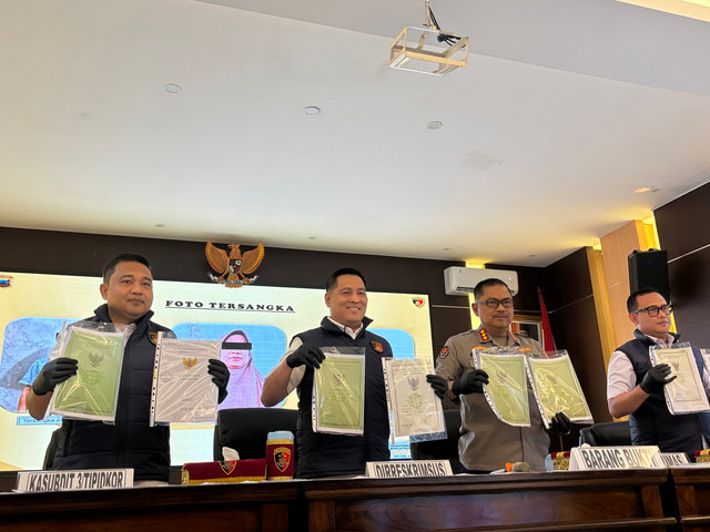 Dirreskrimsus Polda Jateng Kombes Pol Djoko Julianto gelar jumpa pers terkait tindak pidana korupsi modus kredit fiktif di Perumda BPR Bank Purworejo pada Rabu (13/5). Foto: Dok Istimewa