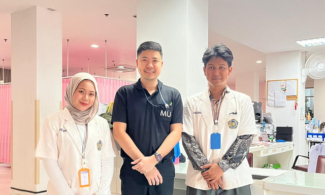 Mahasiswa Fisioterapi UMS, (kanan) Muhammad Akhyar (kiri) Oiwada Aiko Suda