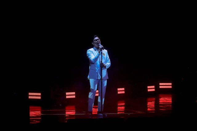 Penyanyi Sammy Simorangkir tampil dalam konser tunggal bertajuk '20 Tahun Suara Sammy Simorangkir' (20SSS) di Tennis Indoor Senayan, kompleks Gelora Bung Karno, Jakarta, Rabu (13/5/2026).  Foto: Jamal Ramadhan/kumparan