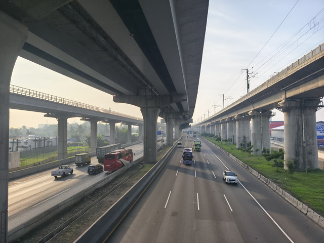 Kondisi arus lalu lintas di Tol Jakarta-Cikampek yang terpantau dari Jembatan Bekasi Timur pada Kamis (14/5/2026) pagi terpantau ramai lancar di hari pertama long weekend Kenaikan Yesus Kristus. Foto: Aditya Nugraha/kumparan