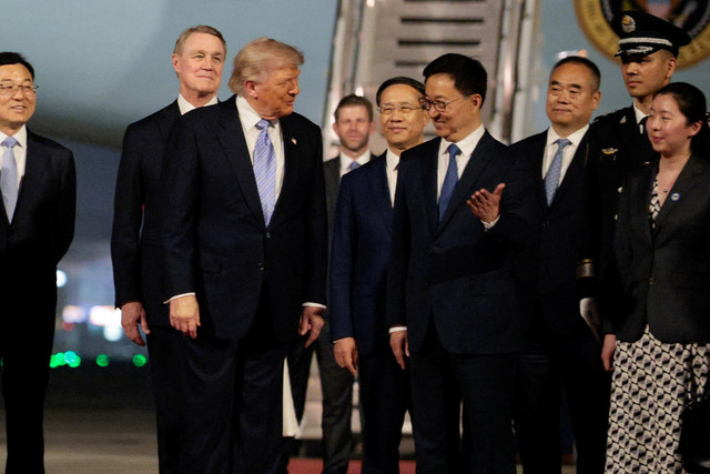 Presiden AS Donald Trump mengikuti upacara penyambutan di Bandara Internasional Ibu Kota Beijing dalam kunjungannya ke China, di Beijing (13/5/2026). Foto: Evan Vucci/REUTERS