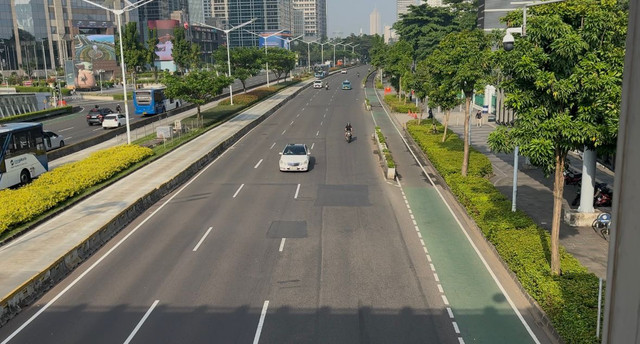 Kondisi lalu lintas di Jl. Sudirman pada long weekend, Kamis (14/5/2026). Foto: Zamachsyari/kumparan