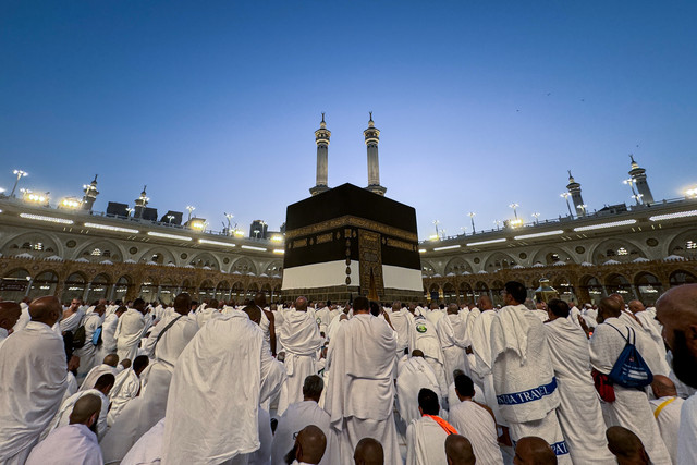 Jamaah calon haji dari berbagai negara bersiap menjalankan shalat maghrib di Masjidil Haram, Makkah, Arab Saudi, Rabu (13/5/2026) waktu setempat. Foto: Citro Atmoko/ANTARA FOTO