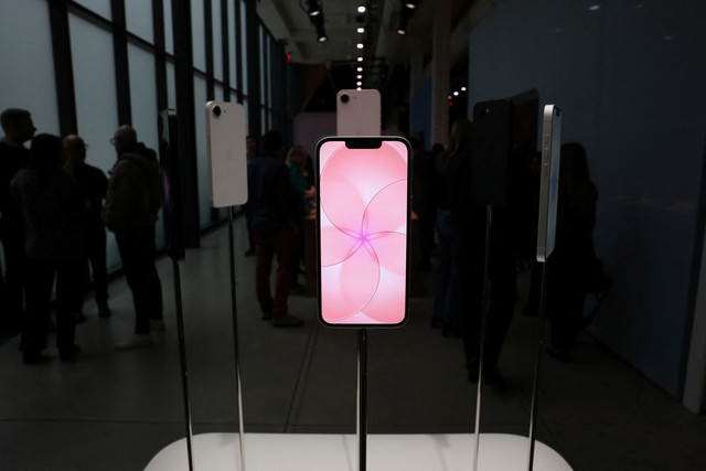 iPhone 17e yang baru saja dirilis dipamerkan dalam acara peluncuran "Special Apple Experience" di Apple Store, Manhattan, New York City (4/3/2026). Foto: Timothy A. Clary/AFP