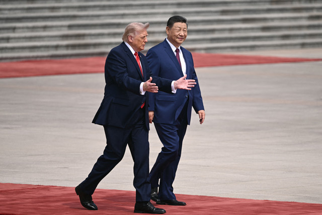 Presiden AS Donald Trump mengikuti upacara penyambutan bersama Presiden China Xi Jinping di Balai Besar Rakyat di Beijing, (14/5/2026). Foto: Brendan Smialowski/AFP