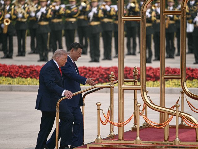 Presiden AS Donald Trump mengikuti upacara penyambutan bersama Presiden China Xi Jinping di Balai Besar Rakyat di Beijing, (14/5/2026). Foto: Brendan Smialowski/AFP