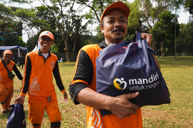 Petugas kebersihan DKI Jakarta menerima paket sembako program Mandiri Berbagi Sembako. Foto: Dok. Bank Mandiri