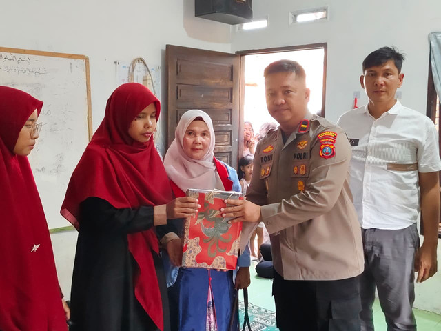 Polresta Deli Serdang salurkan Al-Qur'an untuk guru ngaji yang berani melawan pengedar narkoba, Rabu (13/5/2026). Foto: Dok. Humas Polresta Deli Serdang