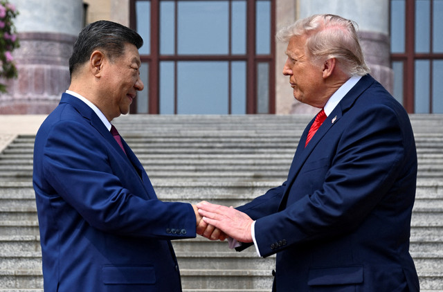Suasana saat Presiden AS Donald Trump mengikuti rangkaian acara di Balai Besar Rakyat dan bersalaman dengan Presiden Republik Rakyat China Xi Jinping di Beijing, China (14/5/2026). Foto: Kenny Holston/Pool via REUTERS