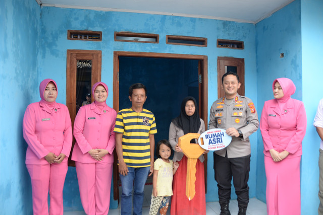 Kunjungan Kapolres Bogor Ke Lokasi Program Pembangunan Rutilahu Polres Bogor dalam rangka penyerahan kunci secara simbolis program renovasi rutilahu Rumah ASRI Polres Bogor dan pemberian tali asih, Rabu (13/5/2026). Foto: Dok. Polres Bogor