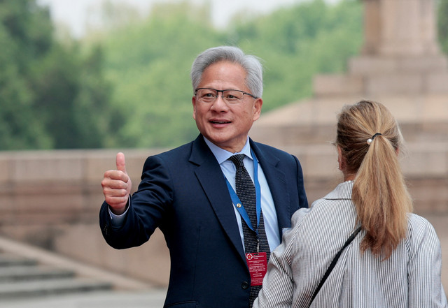 Presiden, dan CEO Nvidia, Jensen Huang, meninggalkan lokasi setelah menghadiri upacara penyambutan Presiden AS Donald Trump oleh Presiden China Xi Jinping di Balai Besar Rakyat di Beijing, China (14/5/2026). Foto: Evan Vucci/REUTERS