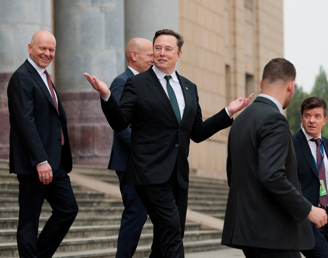Elon Musk meninggalkan lokasi setelah menghadiri upacara penyambutan Presiden AS Donald Trump oleh Presiden China Xi Jinping di Balai Besar Rakyat di Beijing, China (14/5/2026). Foto: Evan Vucci/REUTERS