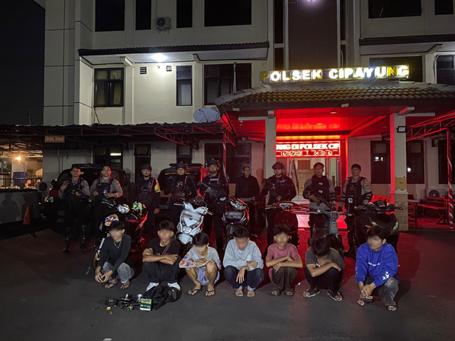 Polda Metro Jaya mengamankan sejumlah remaja dan kendaraan motor yang terlibat balap liar di kawasan Jalan Taman Mini, Jakarta Timur pada Kamis (14/5/2026) dini hari. Foto: Dok. Istimewa