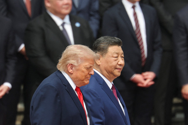 Presiden AS Donald Trump mengikuti upacara penyambutan bersama Presiden China Xi Jinping di Balai Besar Rakyat di Beijing, China (14/5/2026). Foto: Maxim Shemetov/REUTERS
