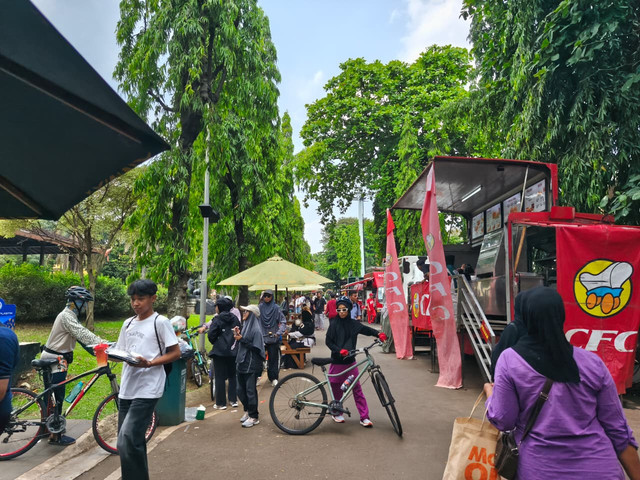 Pengunjung menikmati suasana taman di kawasan TMII, Jakarta, Kamis (14/5/2026). Foto: Aditya Nugraha/kumparan