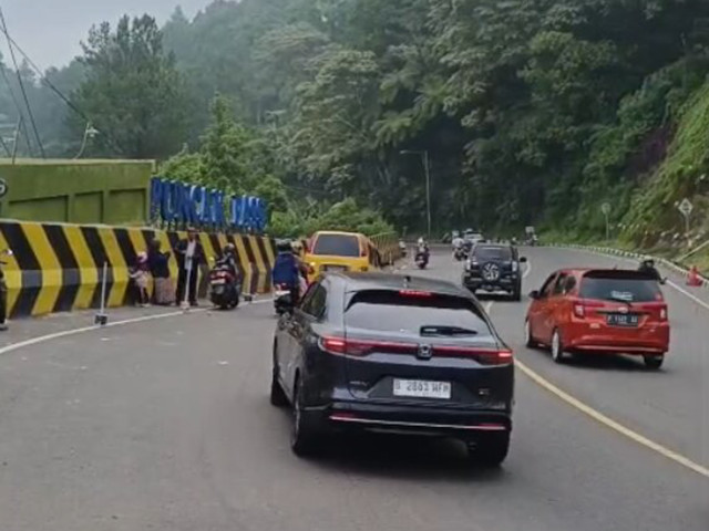 Situasi arus lalu lintas di kawasan Puncak, Ciloto, Cipanas, Cianjur, Jawa Barat normal lancar. Rekayasa lalu lintas dengan sistem satu arah menuju Jakarta masih diberlakukan, Kamis (14/5/2026). Foto: Dok. kumparan