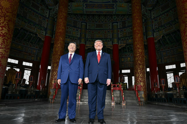 Presiden China Xi Jinping dan Presiden AS Donald Trump mengunjungi Kuil Langit (Temple of Heaven) di Beijing (14/5/2026). Foto: BRENDAN SMIALOWSKI/Pool via REUTERS