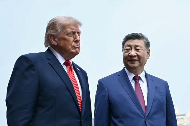 Presiden China Xi Jinping dan Presiden AS Donald Trump mengunjungi Kuil Langit (Temple of Heaven) di Beijing (14/5/2026). Foto: BRENDAN SMIALOWSKI/Pool via REUTERS