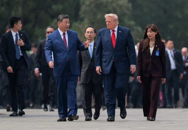 Presiden China Xi Jinping dan Presiden AS Donald Trump mengunjungi Kuil Langit (Temple of Heaven) di Beijing (14/5/2026). Foto: Evan Vucci/REUTERS