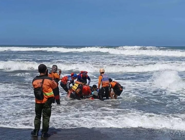 Riza (laki-laki, 30 tahun) nelayan asal Srandakan, Bantul yang hilang usai perahunya terbalik di Pantai Baru, Kabupaten Bantul ditemukan Tim SAR Gabungan dalam kondisi meninggal dunia. Foto: Dok. Kantor SAR Yogyakarta