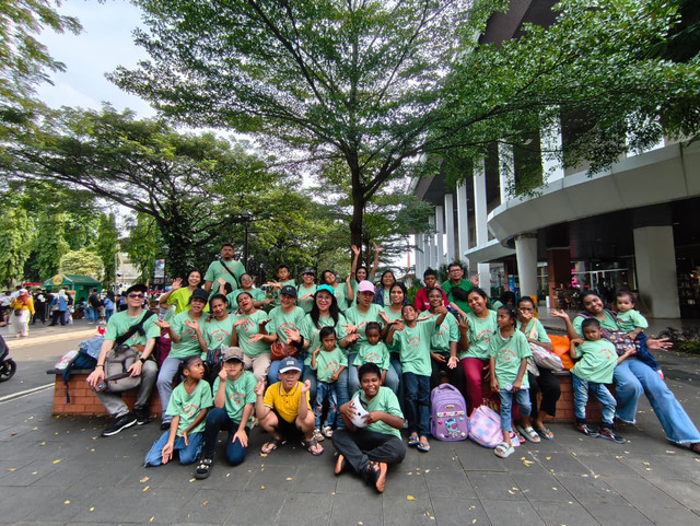 Rombongan jemaat Gereja GPDI Faithful berfoto bersama saat merayakan Hari Raya Kenaikan Yesus Kristus di kawasan TMII, Jakarta Timur, Kamis (14/5/2026). Foto: Aditya Nugraha/kumparan