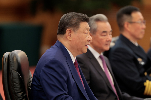 Presiden China Xi Jinping mengikuti pertemuan bilateral yang diperluas dengan Presiden AS Donald Trump di Balai Besar Rakyat di Beijing, China (14/5/2026). Foto: Evan Vucci/REUTERS