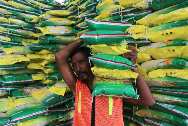 Pekerja memangkul karung berisi beras program Stabilisasi Pasokan dan Harga Pangan (SPHP) di gudang Perum Bulog Meulaboh, Aceh Barat, Aceh, Kamis (14/5/2026). Foto: Syifa Yulinnas/ANTARA FOTO