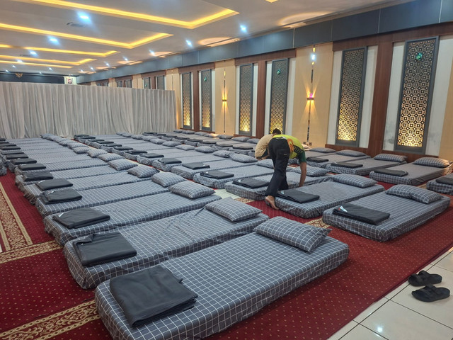 Polres Cianjur berikan layanan penginapan, kesehatan dan pengawalan bagi calon jemaah haji sebelum diberangkatkan ke asrama haji, Bekasi, Minggu (17/5/2026). Foto: kumparan