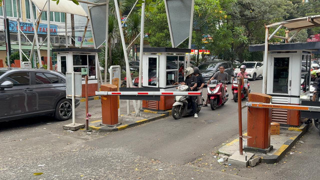 Parkir di kawasan Blok M Square, Jakarta Selatan, kembali beroperasi pada Kamis (14/5), usai disegel oleh Pansus Tata Kelola Perparkiran DPRD Provinsi DKI Jakarta pada Senin (11/5/2026). Foto: Nauval Pratama/kumparan
