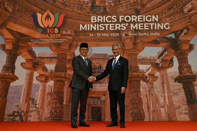 Menlu India Subrahmanyam Jaishankar (kanan) menyambut Menlu RI Sugiono (kiri) saat pembukaan Pertemuan Menteri Luar Negeri BRICS di Bharat Mandapam, New Delhi, India (14/5/2026). Foto: Arun Sankar/AFP