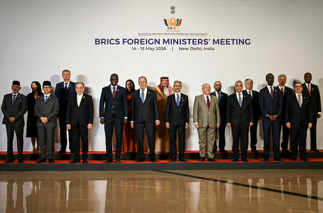 Menlu RI Sugiono bersama sejumlah Menlu negara anggota dan mitra BRICS berfoto bersama dalam pertemuan Menlu BRICS di Bharat Mandapam, New Delhi, India (14/5/2026). Foto: Arun Sankar/AFP