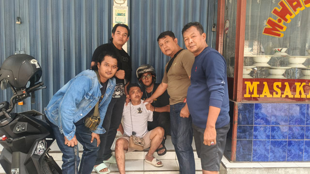Polisi tangkap tersangka pencurian motor (kaus putih) modus pura-pura pinjam motor korban di Depok. Foto: Dok. Polres Metro Depok
