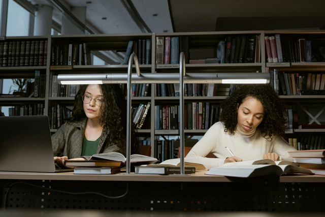 Ilustrasi mahasiswa di perpustakaan. Foto: Pexels