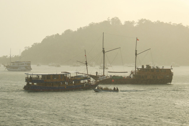 Kapal wisata tujuan Pulau Rinca, Taman Nasional Komodo (TNK), berlabuh di perairan Labuan Bajo saat hujan mengguyur di Manggarai Barat, Nusa Tenggara Timur (NTT), Kamis (14/5/2026). Foto: Gecio Viana/ANTARA FOTO