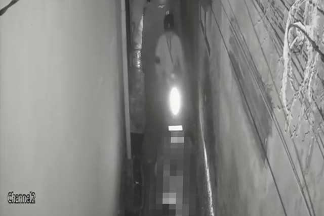 Rekaman CCTV detik-detik mahasiswi yang dilindas oleh pelaku penodongan dan barang bukti yang ditemukan oleh warga. Foto: Dok. Istimewa