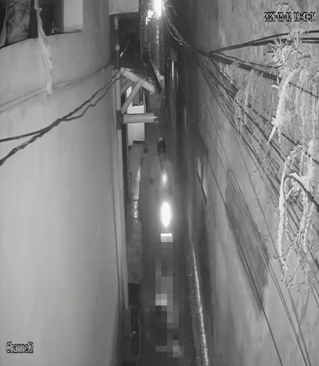 Rekaman CCTV detik-detik mahasiswi yang dilindas oleh pelaku penodongan dan barang bukti yang ditemukan oleh warga. Foto: Dok. Istimewa