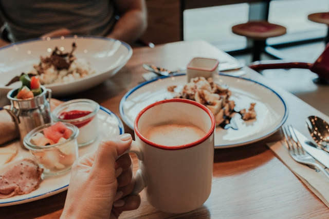 Ilustrasi Menu BAYT Blok M. Unsplash.com/Kate Trysh