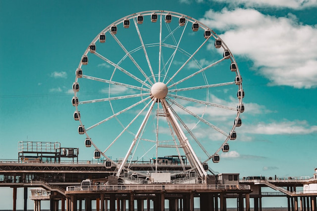 Ilustrasi Karaoke Ferris Wheel Jakarta. Unsplash.com/Markolf von Ketelhodt