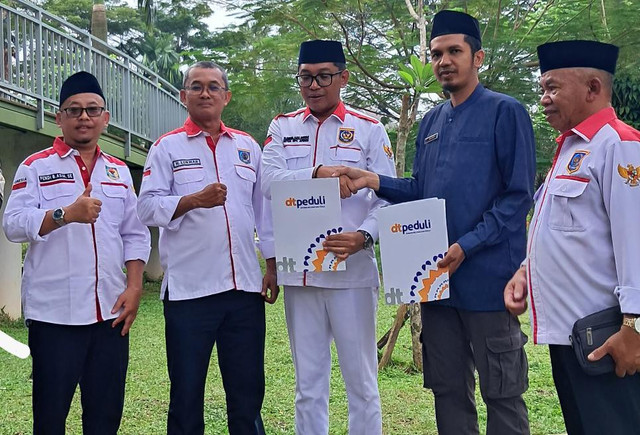 Serah Terima Bantuan dari DPC APDESI Kab. Bogor kepada DT Peduli Bogor yang diakadkan untuk Recovey Aceh Pascabencana (Sumber : DT Peduli)